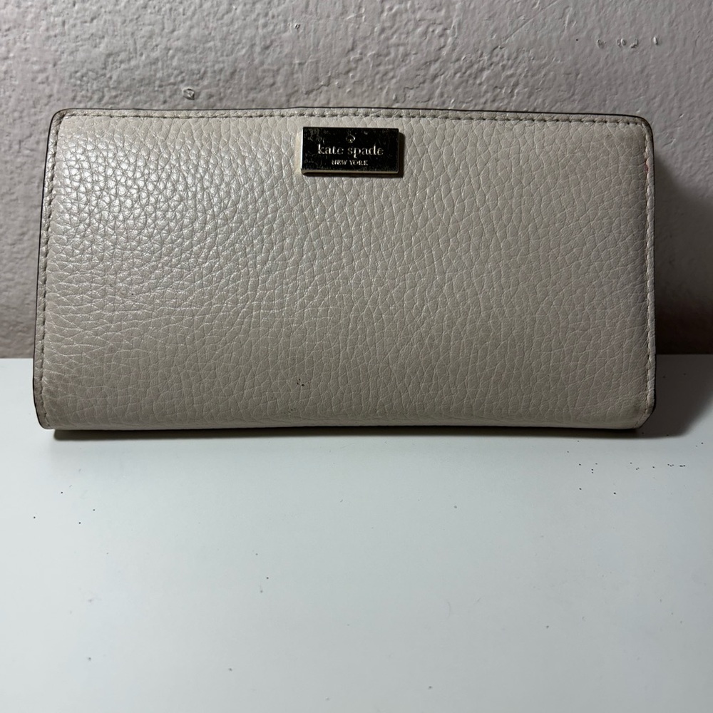 ***❌❌ SOLD*** ❌❌Kate Spade Beige Pebbled Leather Wallet